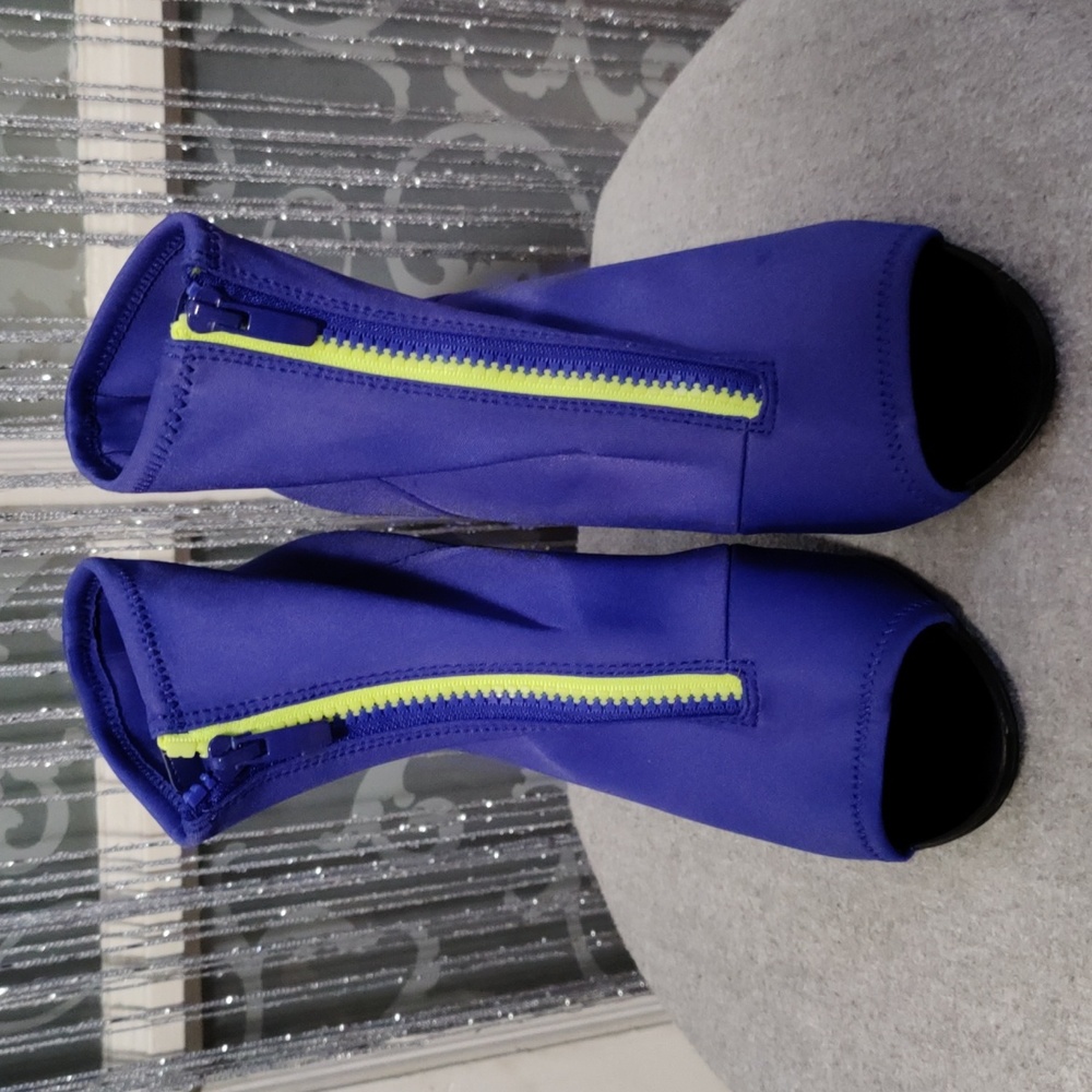 Aldo size 71/2 4inch open toe heels. True to size.